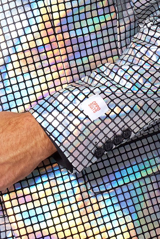 Detail van een zilverkleurig glitterjasje met vierkant patroon en een 'OPPO SUITS' label.