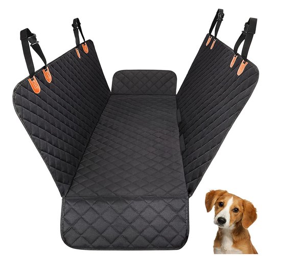 Een zwarte, gewatteerde hondenautostoelbeschermer in hangmatstijl met een bruine terrier-mix puppy ernaast.
