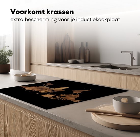 Zwarte inductiebeschermer met een bronzen wereldkaartprint, geplaatst op een aanrecht.