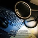 Une lampe de bureau noire avec une loupe au-dessus d'un clavier.