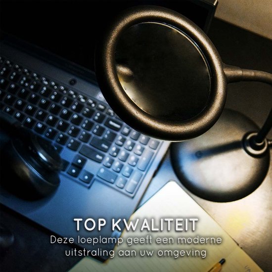 Une lampe de bureau noire avec une loupe au-dessus d'un clavier.
