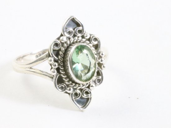 Fijne bewerkte zilveren ring met groene amethist - maat 18