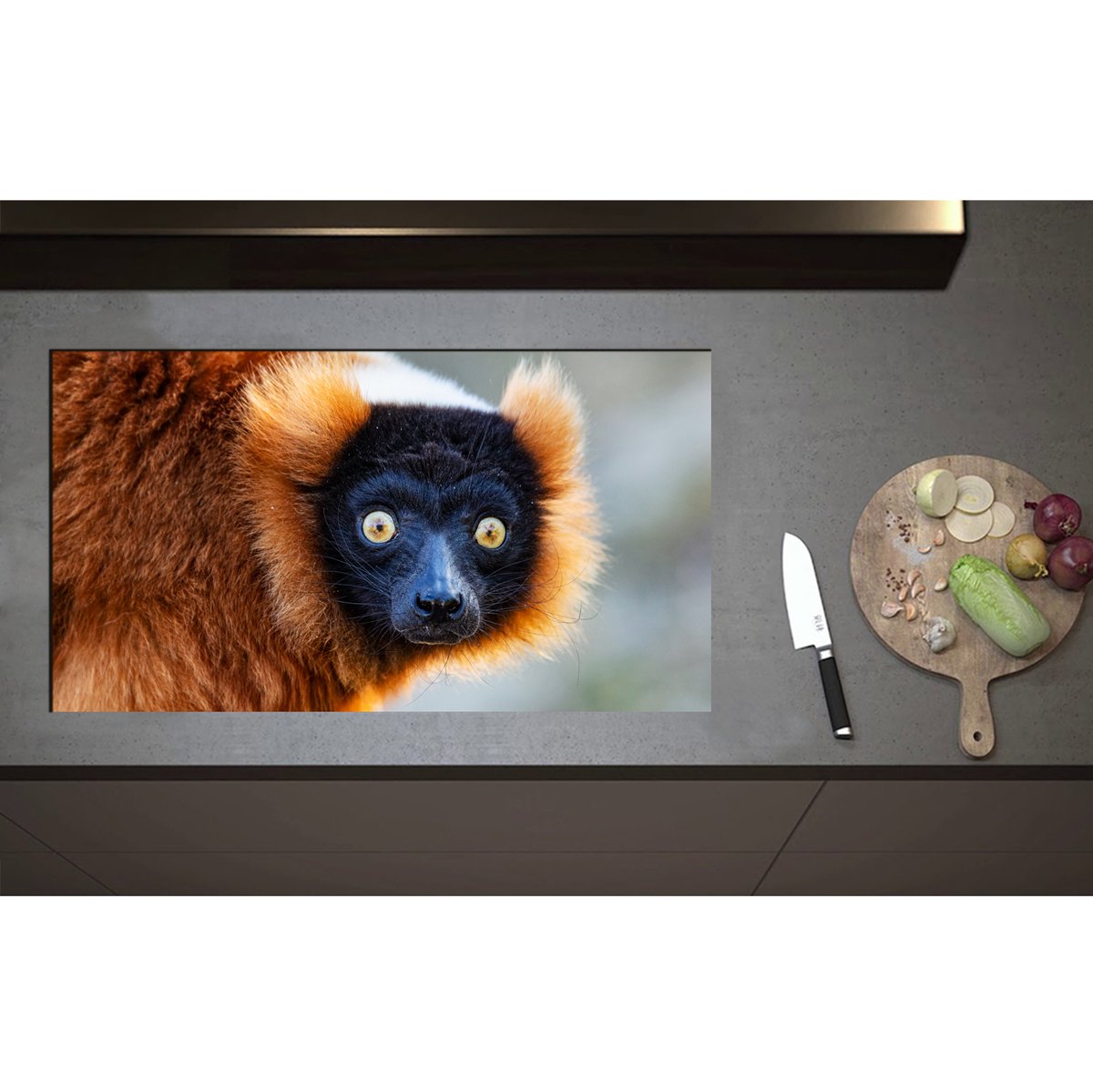 Inductieplaat Beschermer - Aankijkende Rode Ruffed Maki Aap met Grote Felgele Ogen - 90x50 cm - 2 mm Dik - Inductie Beschermer - Bescherming Inductiekookplaat - Kookplaat Beschermer van Zwart Vinyl