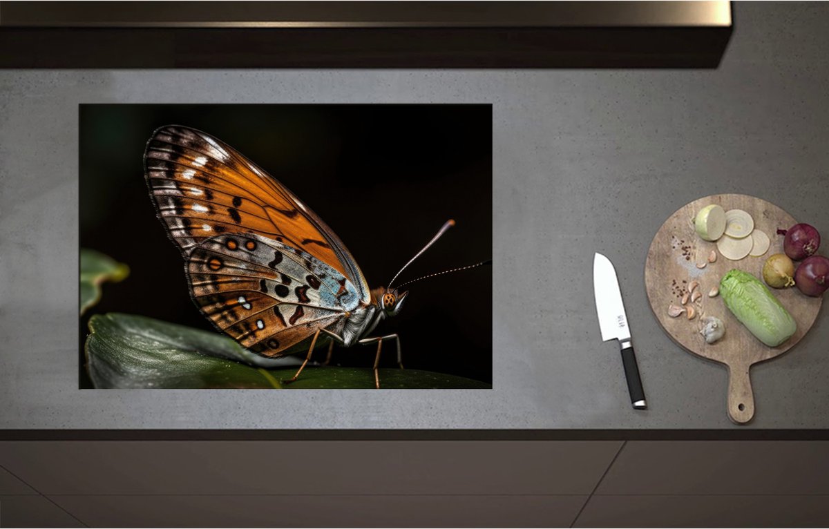 Inductieplaat Beschermer - Acraea vlinder zit op groen blad met zwarte achtergrond - 75x52 cm - 2 mm Dik - Inductie Beschermer - Bescherming Inductiekookplaat - Kookplaat Beschermer van Zwart Vinyl