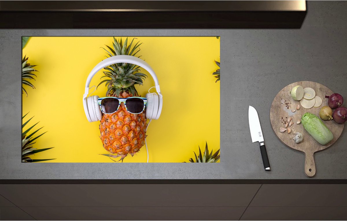 Inductieplaat Beschermer - Ananas met Witte Headset op Felgele Achtergrond - 85x55 cm - 2 mm Dik - Inductie Beschermer - Bescherming Inductiekookplaat - Kookplaat Beschermer van Zwart Vinyl
