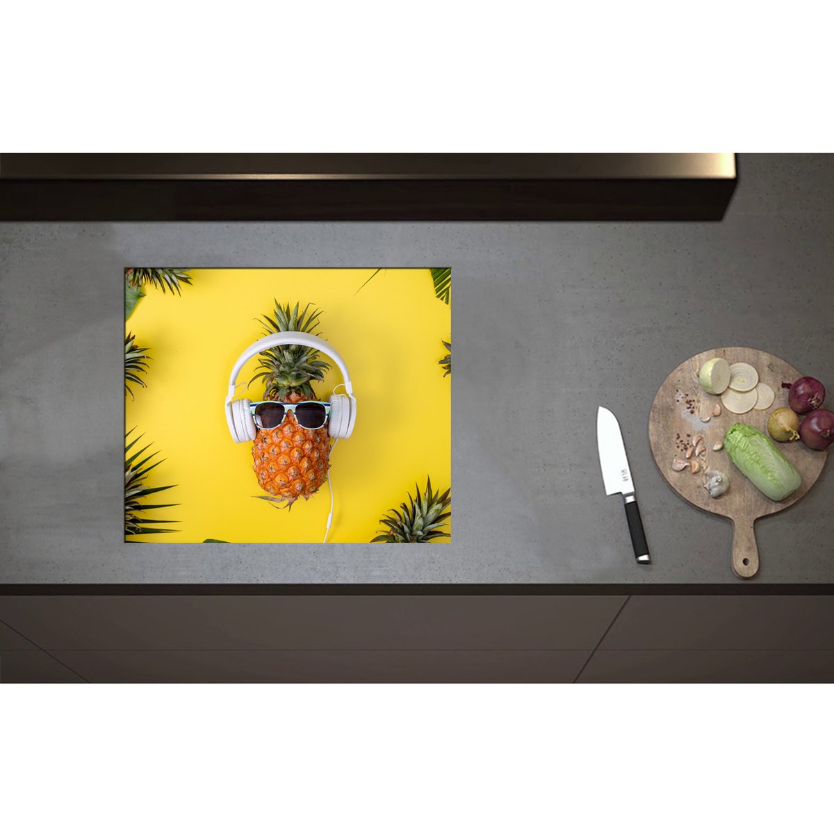 Inductieplaat Beschermer - Ananas met Witte Headset op Felgele Achtergrond - 59x50 cm - 2 mm Dik - Inductie Beschermer - Bescherming Inductiekookplaat - Kookplaat Beschermer van Zwart Vinyl