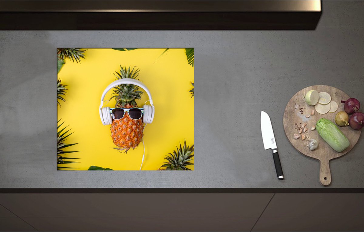 Inductieplaat Beschermer - Ananas met Witte Headset op Felgele Achtergrond - 57x51 cm - 2 mm Dik - Inductie Beschermer - Bescherming Inductiekookplaat - Kookplaat Beschermer van Wit Vinyl