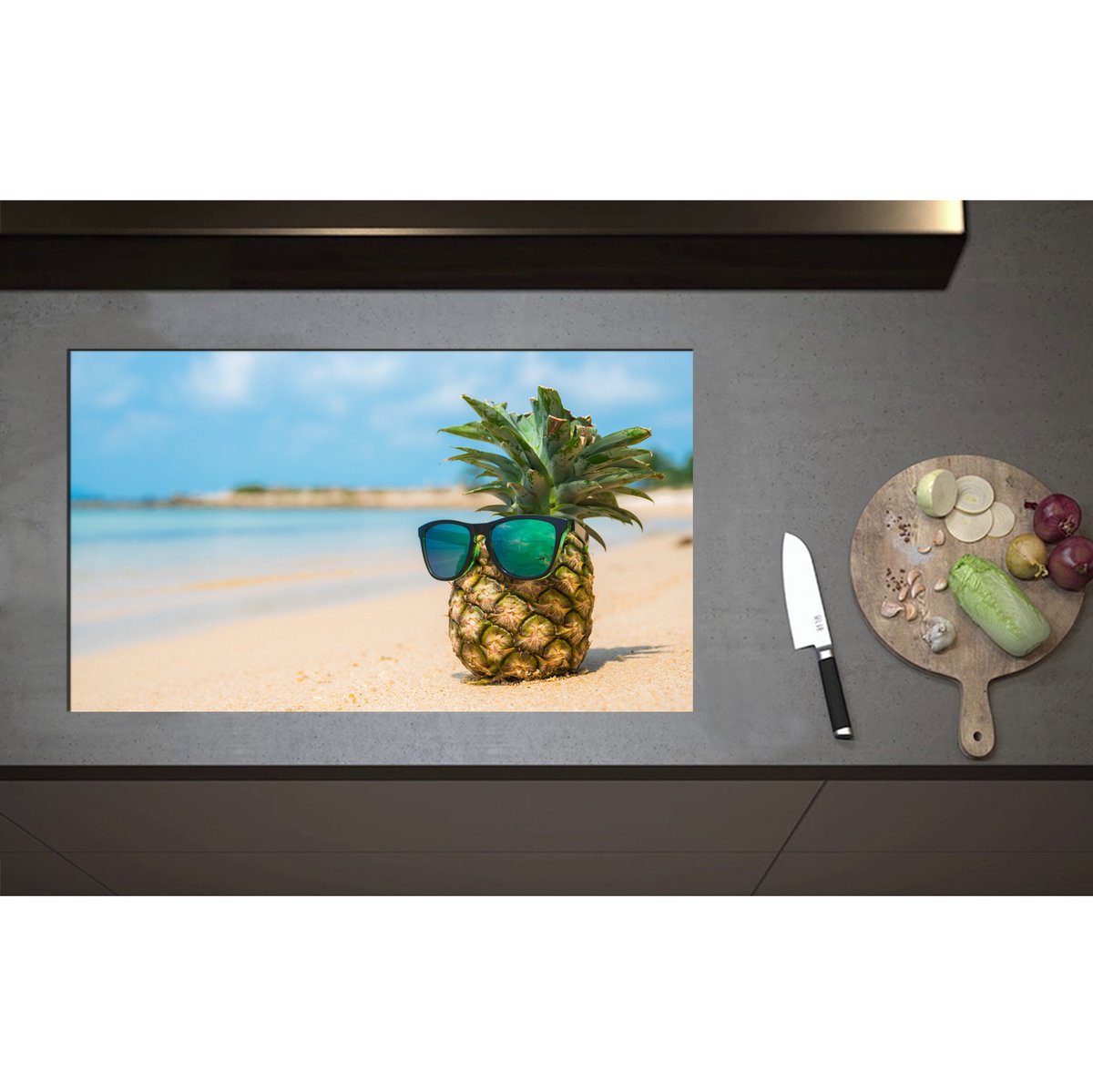Inductieplaat Beschermer - Ananas met Zonnebril Chillend op het Strand - 85x50 cm - 2 mm Dik - Inductie Beschermer - Bescherming Inductiekookplaat - Kookplaat Beschermer van Wit Vinyl