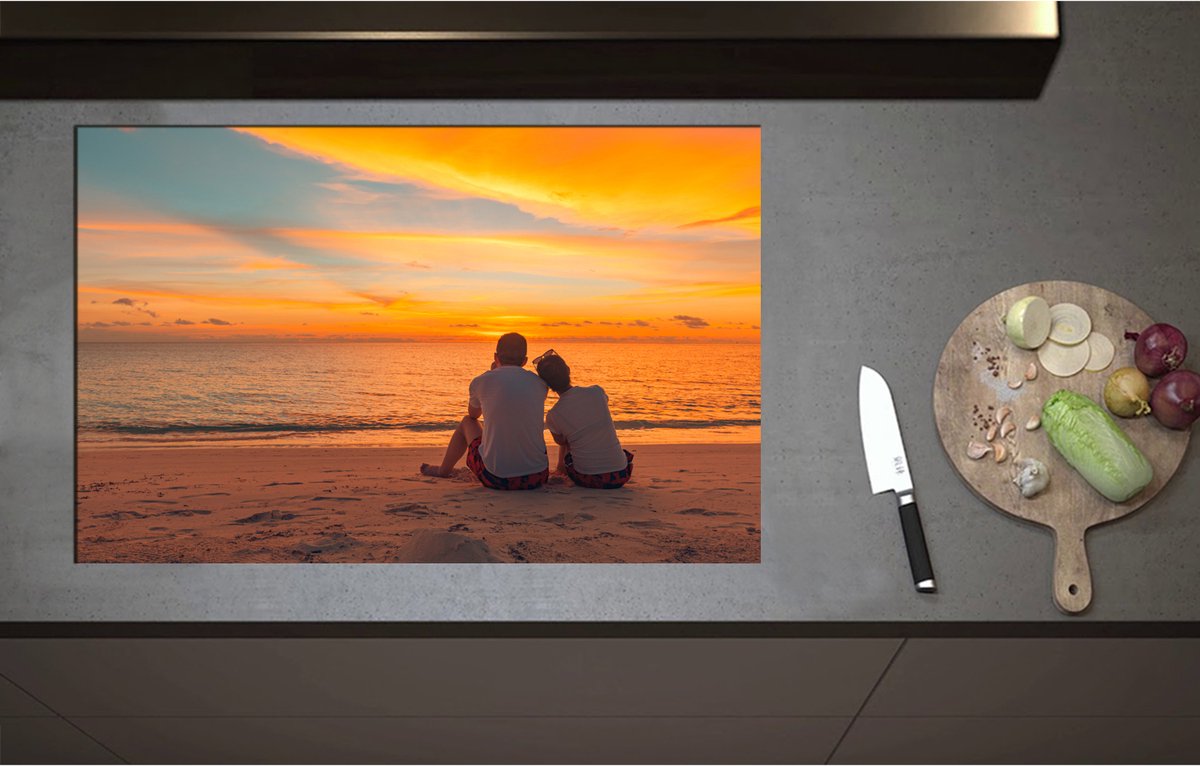 Inductieplaat Beschermer - Achteraanzicht van Verliefd Koppel op het Strand tijdens de Avondzon - 85x55 cm - 2 mm Dik - Inductie Beschermer - Bescherming Inductiekookplaat - Kookplaat Beschermer van Zwart Vinyl