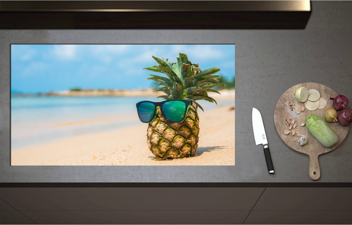 Inductieplaat Beschermer - Ananas met Zonnebril Chillend op het Strand - 95x52 cm - 2 mm Dik - Inductie Beschermer - Bescherming Inductiekookplaat - Kookplaat Beschermer van Zwart Vinyl