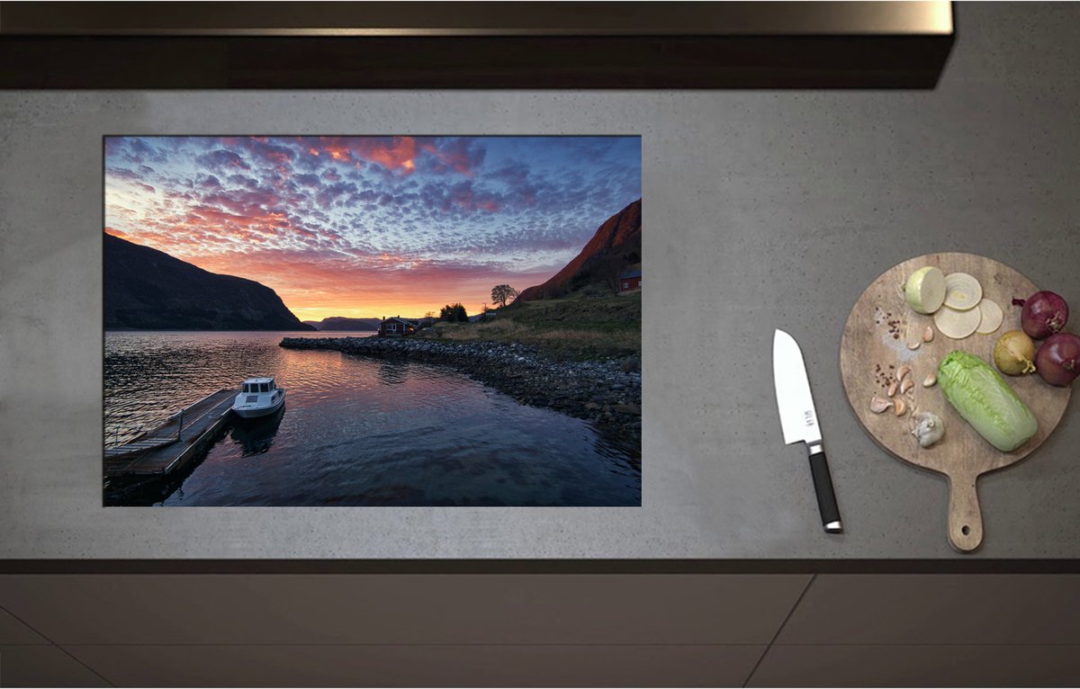 Inductieplaat Beschermer - Aangemeerd Wit Vissersbootje bij Bergen in Noorwegen Vroeg op de Avond - 75x52 cm - 2 mm Dik - Inductie Beschermer - Bescherming Inductiekookplaat - Kookplaat Beschermer van Zwart Vinyl