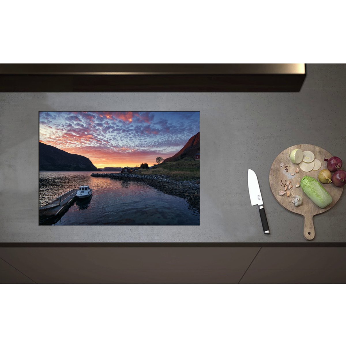 Inductieplaat Beschermer - Aangemeerd Wit Vissersbootje bij Bergen in Noorwegen Vroeg op de Avond - 70x50 cm - 2 mm Dik - Inductie Beschermer - Bescherming Inductiekookplaat - Kookplaat Beschermer van Wit Vinyl