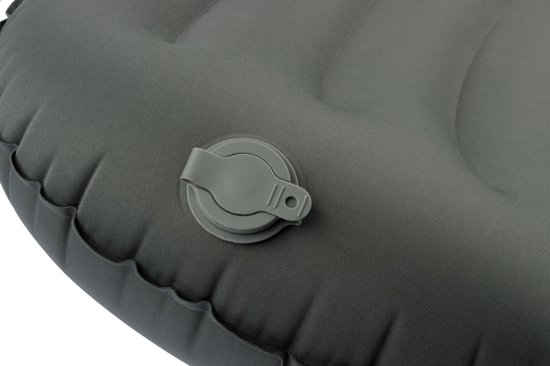 Détail d'un coussin gonflable gris foncé avec valve grise.