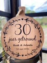 Creaties van Hier - Serveerplank - 30 jaar getrouwd (rand tak) - Gepersonaliseerd Cadeau - Hout - 35 cm