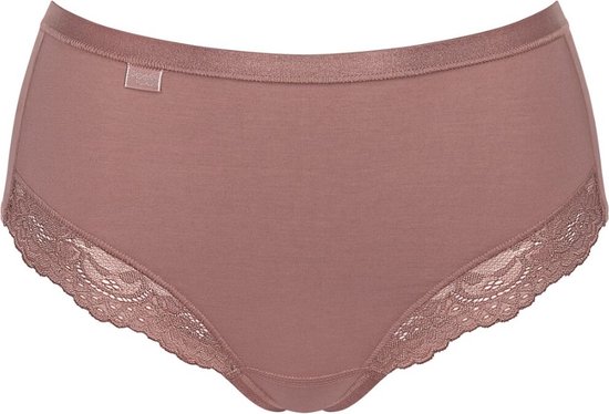 Slip maxi taupe Sloggi avec bords en dentelle sur les côtés et la ceinture.