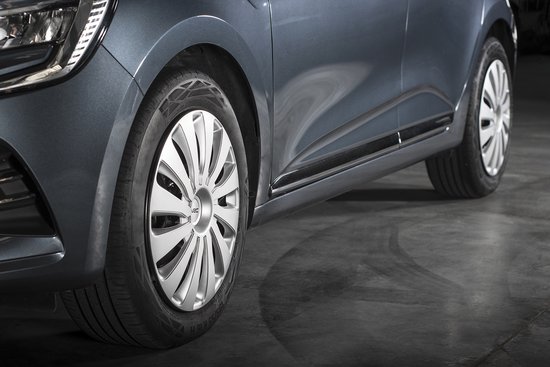 Zilverkleurige WRC wieldoppen "Sepang" 16 inch gemonteerd op een grijze auto.