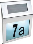 Zilverkleurige huisnummerlamp met nummer '7a' verlicht door LED, met zonnepaneel bovenaan.