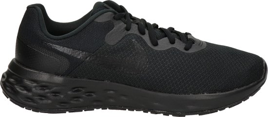 Zijaanzicht van de Nike Revolution 6 in zwart met focus op de gedempte tussenzool.