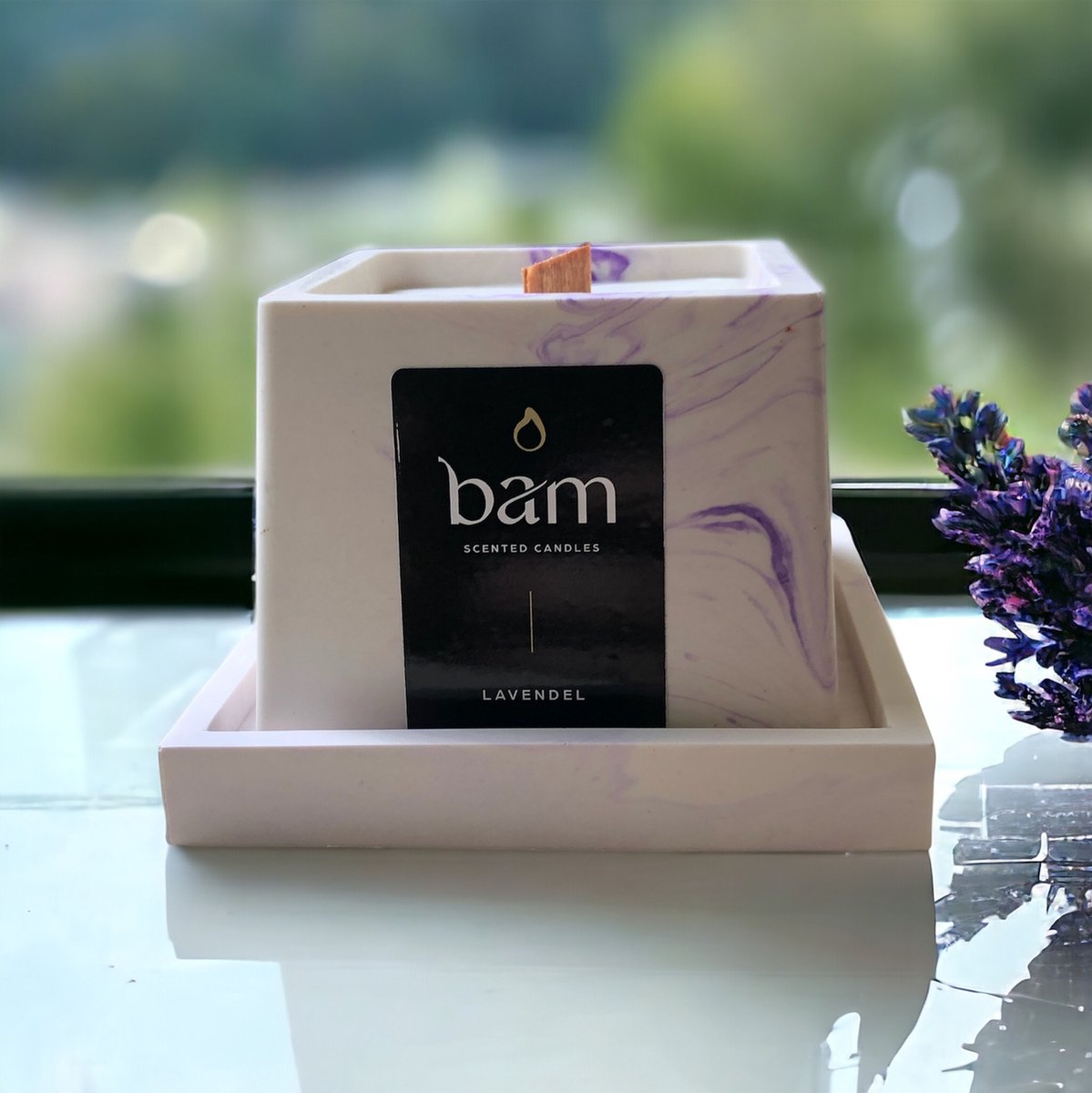 BAM Lavendel Geurkaars in Paars Gemarmerd Vierkant Potje met Houten Wiek met schaal - 30 branduren (115g) - cadeautip - geschenk - vegan