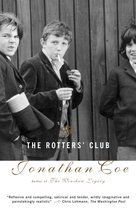 Drie jongens in pak, één rookt een sigaret. De titel 'THE ROTTERS' CLUB' en 'Jonathan Coe' zijn zichtbaar.