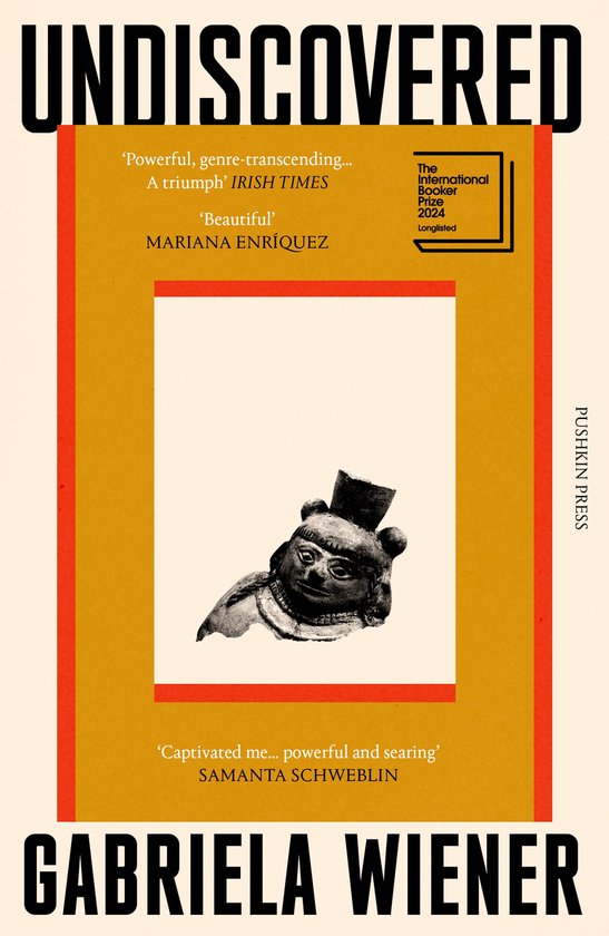 Boek 'Undiscovered' van Gabriela Wiener met een oranje kaft en een afbeelding van een beeldje.