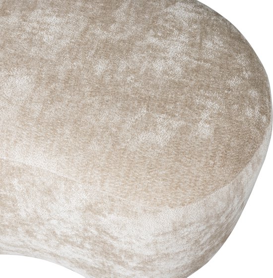 Een naturel fluwelen poef met een zachte glans en ronde vorm.
