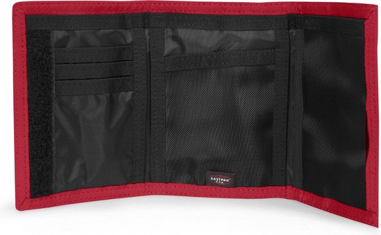 Open rode Eastpak drievoudige portemonnee met zwarte binnenzijde, sleuven en klittenbandsluiting.