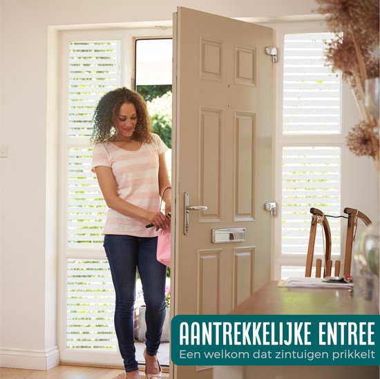 Vrouw komt een huis binnen met een tas, aan de deur is raamfolie met horizontale strepen.