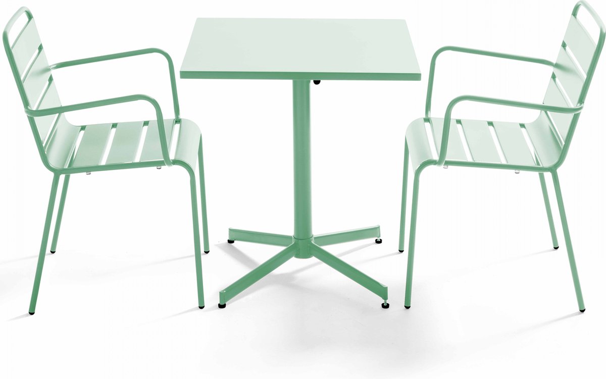 Tuinset met vierkante tafel en twee fauteuils in salie groen.