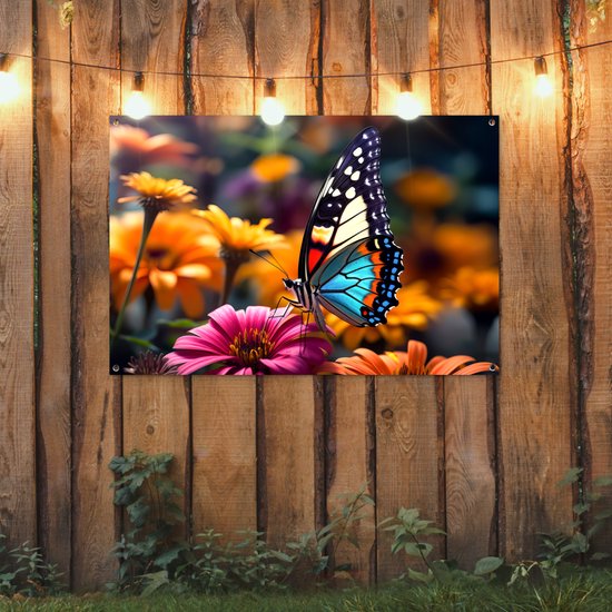 Tuinposter vlinder - Tuindecoratie - Vlinder op bloemen - 120x80 cm - Poster voor in de tuin - Buiten decoratie - Schutting tuinschilderij - Tuindoek muurdecoratie - Wanddecoratie balkondoek