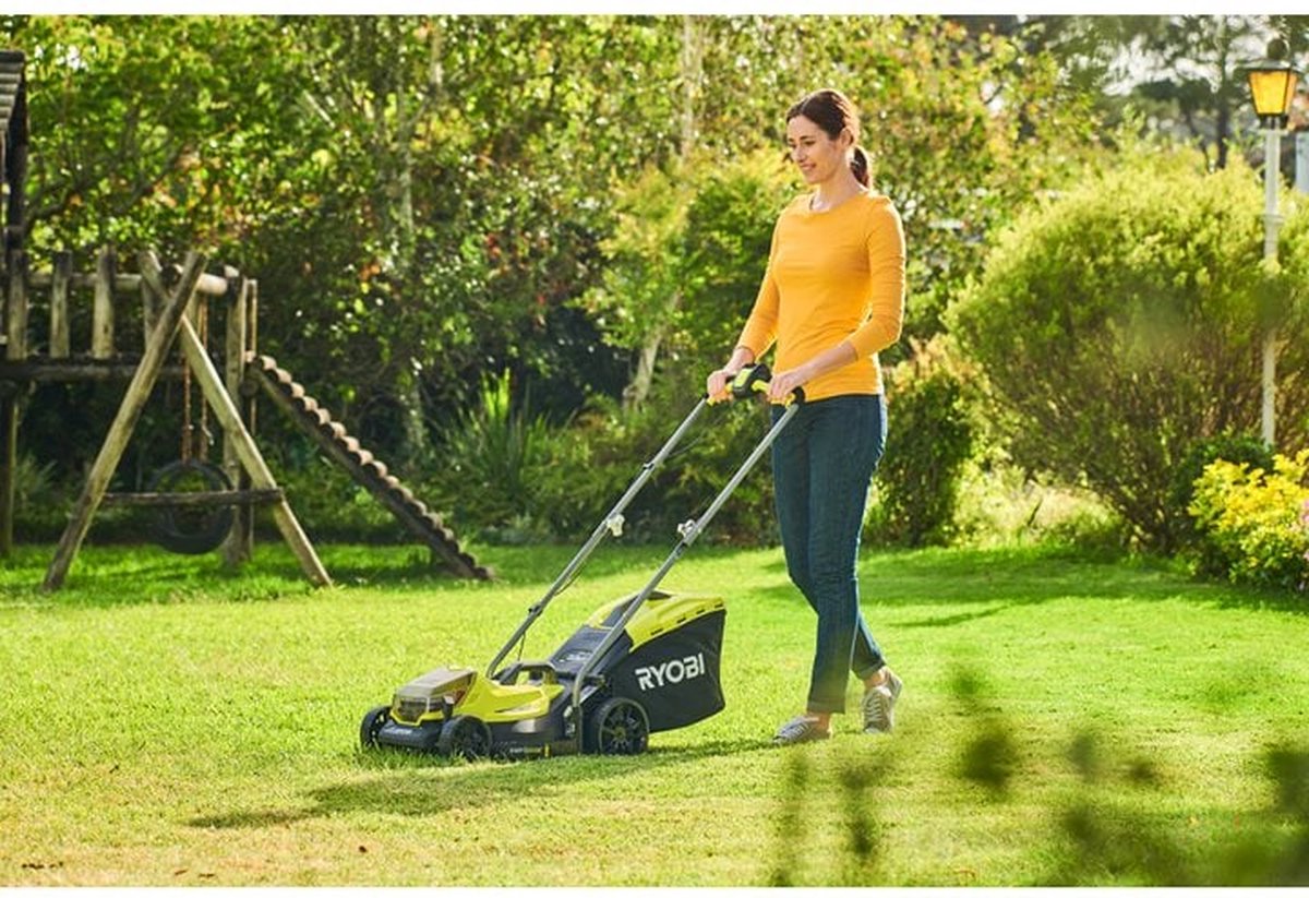 RYOBI ONE+ Pack 18V Cordless Grasmaaier + Trimmer RLM1833BLT1825M : Grasmaaier RLM18X33B40 en Trimmer OLT1825M (incl. 1x4.0Ah accu) thumbnail 2