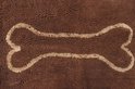 Bruine mat met een beige botvormig patroon.