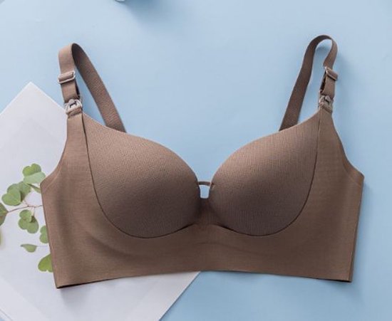 Nude voedingsbh met voorgevormde cups en verstelbare bandjes, op blauwe achtergrond.