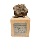 GreatGift - Meteoriet op houten sokkel - Al Hagounia 001 meteoriet - Inclusief certificaat - uniek cadeau - met geschenkverpakking -Edelsteen - meteorieten