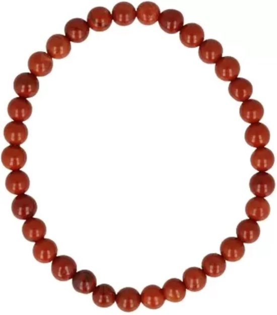 Een armbandje van rode jaspis kralen van 4 mm op een witte achtergrond.