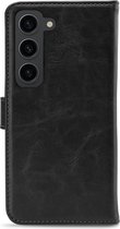 Étui de téléphone en similicuir noir avec découpe triple caméra.