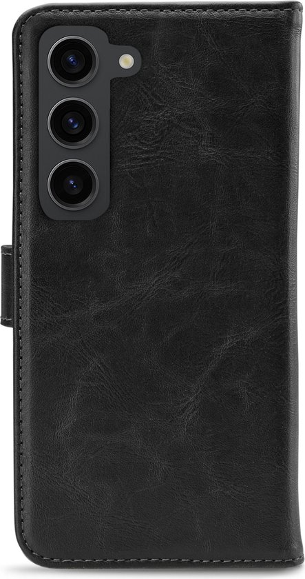 Étui de téléphone en similicuir noir avec découpe triple caméra.