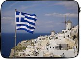 Laptophoes 13 inch 34x24 cm - Vlag Griekenland - Macbook & Laptop sleeve Vlag Griekenland bij een dorp - Laptop hoes met foto