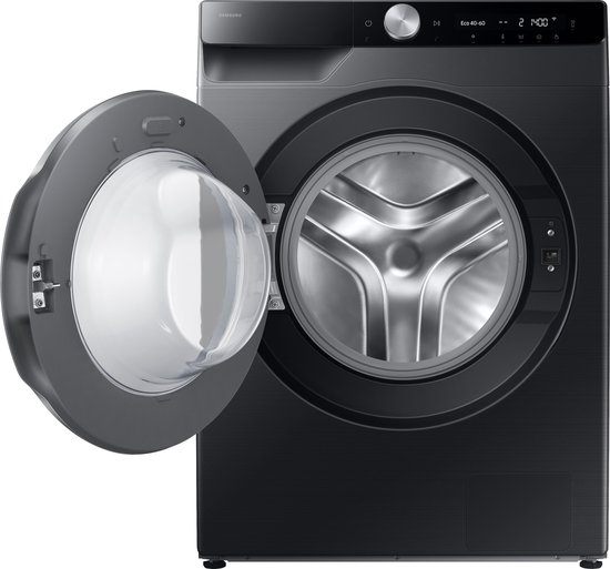 Zwarte Samsung wasmachine met de deur open, waardoor de glanzende metalen trommel zichtbaar is.