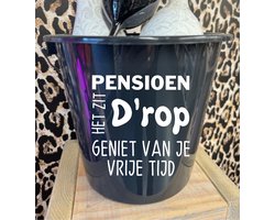 Pensioen cadeau emmer- Eindelijk met pensioen. kleur zwart