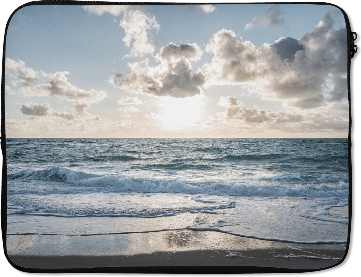 Laptophoes 15.6 inch - Zee - Wolken - Duitsland - Laptop sleeve - Binnenmaat 37x26 cm - Zwarte achterkant