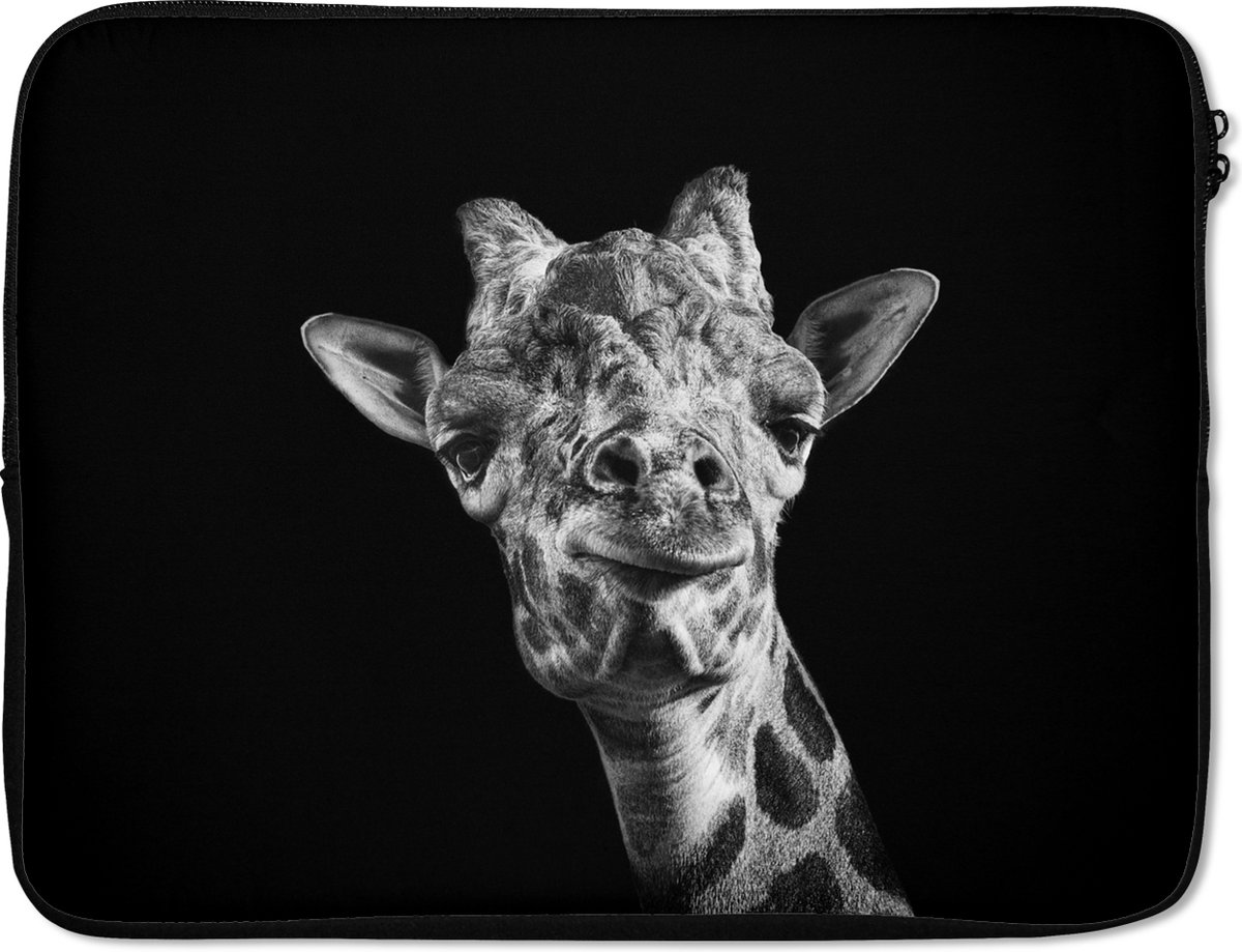 Laptophoes 17 inch - Giraffe tegen zwarte achtergrond in zwart-wit - Laptop sleeve - Binnenmaat 41x28 cm - Zwarte achterkant