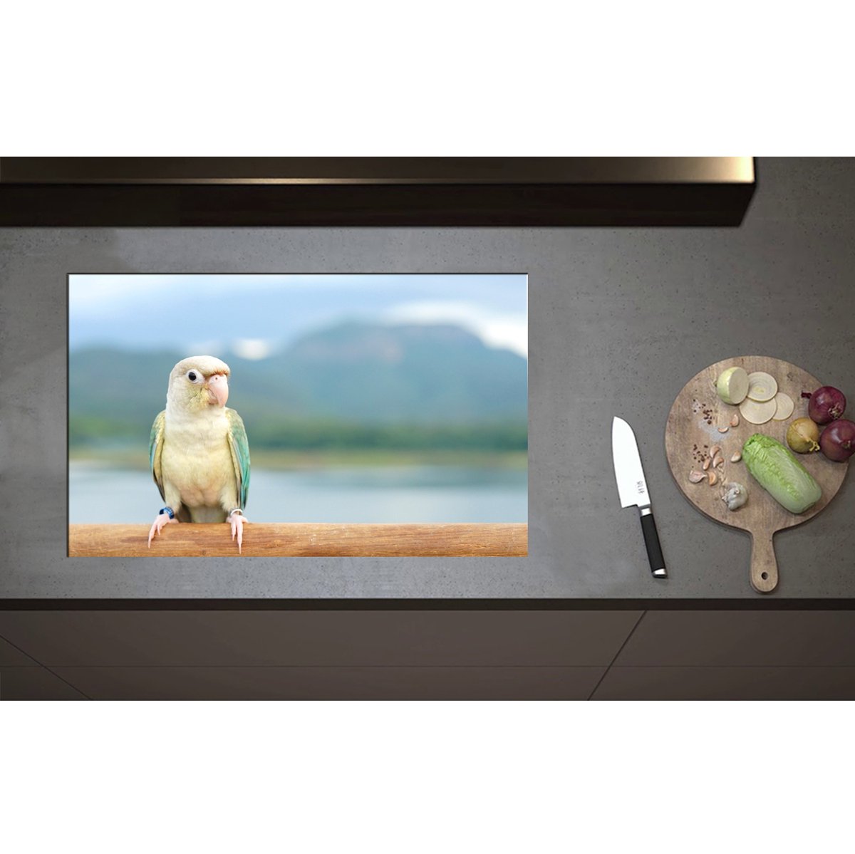 Inductieplaat Beschermer - Beige met Turqoise Mini Papegaai op Tak voor Gebergte - 80x50 cm - 2 mm Dik - Inductie Beschermer - Bescherming Inductiekookplaat - Kookplaat Beschermer van Zwart Vinyl