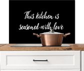 Spatscherm keuken 80x55 cm - Kookplaat achterwand This kitchen is seasoned with love - Keuken - Spreuken - Quotes - Liefde - Muurbeschermer - Spatwand fornuis - Hoogwaardig aluminium