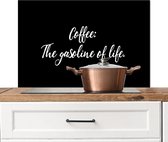 Spatscherm keuken 80x55 cm - Kookplaat achterwand Quotes - Koffie - Coffee: The gasoline of life - Spreuken - Muurbeschermer - Spatwand fornuis - Hoogwaardig aluminium