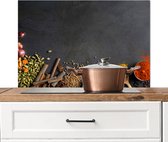 Spatscherm keuken 80x55 cm - Kookplaat achterwand Kruiden - Eten - Specerijen - Zwart - Paprika - Kaneel - Muurbeschermer - Spatwand fornuis - Hoogwaardig aluminium