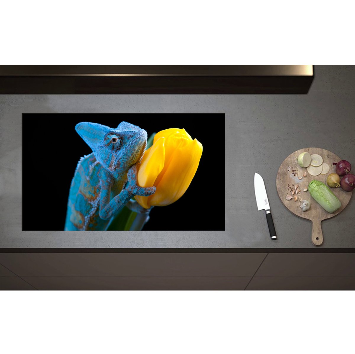 Inductieplaat Beschermer - Blauwe Kameleon op Gele Tulp tegen Zwarte Achtergrond - 85x50 cm - 2 mm Dik - Inductie Beschermer - Bescherming Inductiekookplaat - Kookplaat Beschermer van Zwart Vinyl