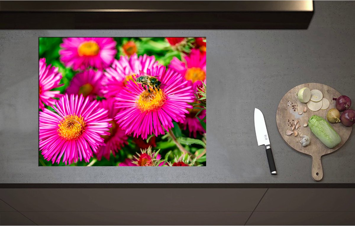 Inductieplaat Beschermer - Bij op Wilde Roze Madeliefjes - 71x55 cm - 2 mm Dik - Inductie Beschermer - Bescherming Inductiekookplaat - Kookplaat Beschermer van Zwart Vinyl