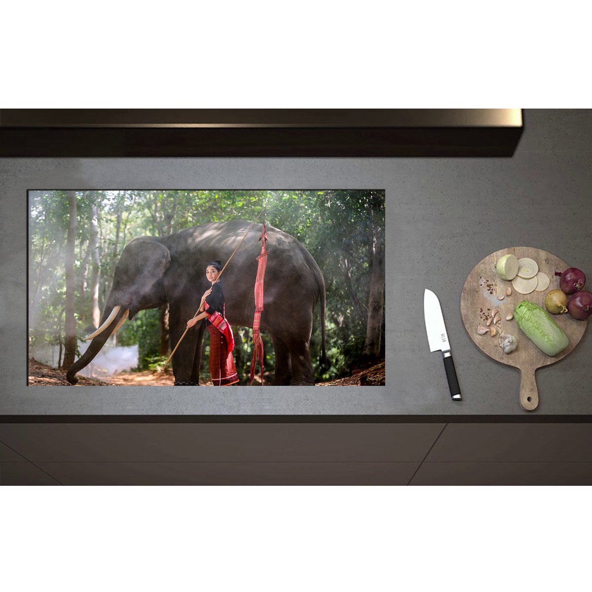 Inductieplaat Beschermer - Aziatische Vrouw bij Olifant in het Bos - 90x50 cm - 2 mm Dik - Inductie Beschermer - Bescherming Inductiekookplaat - Kookplaat Beschermer van Wit Vinyl