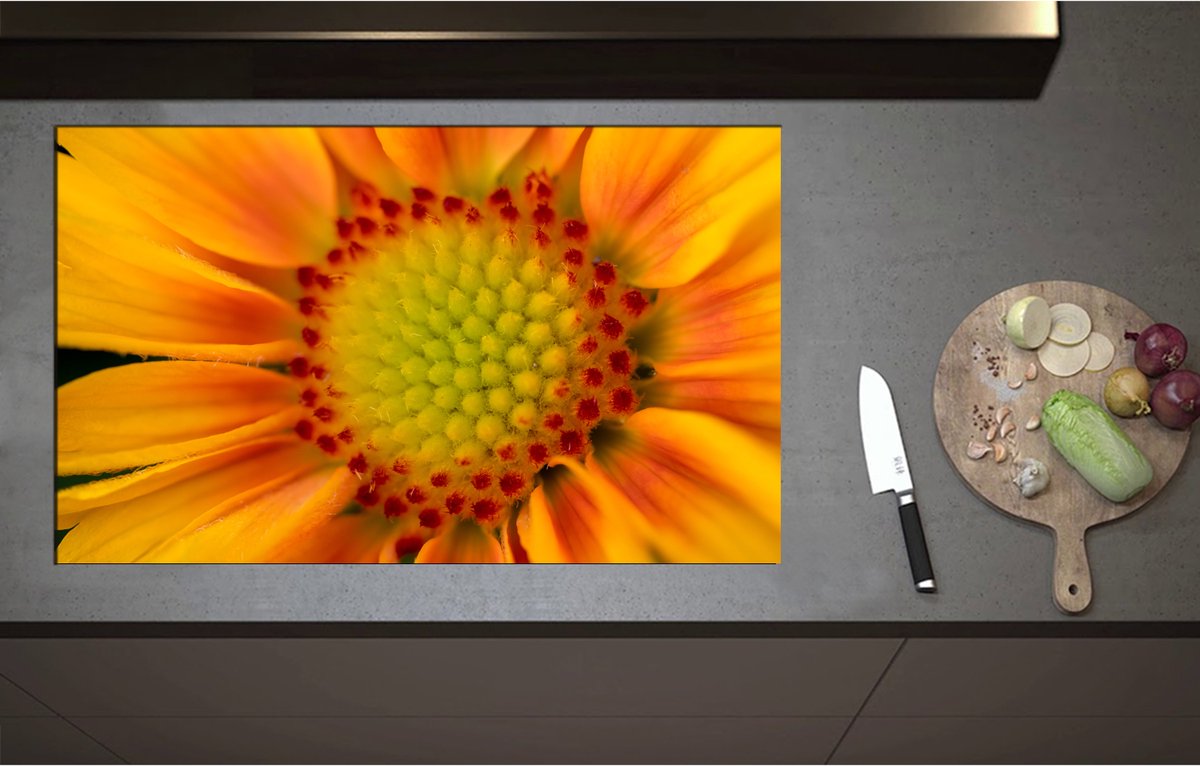 Inductieplaat Beschermer - Binnenkant Oranje Bloem van Dichtbij - 90x55 cm - 2 mm Dik - Inductie Beschermer - Bescherming Inductiekookplaat - Kookplaat Beschermer van Zwart Vinyl